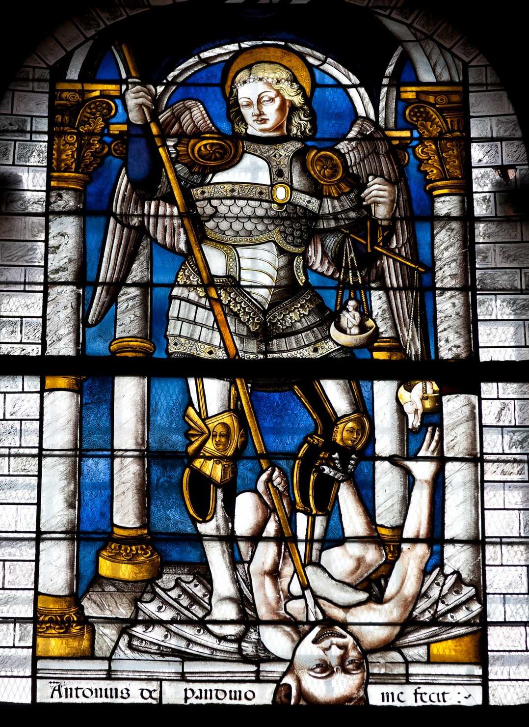 San Michele Arcangelo combatte Satana (vetrata dipinta, opera isolata) di Antonio da Pandino - ambito lombardo (sec. XVI)