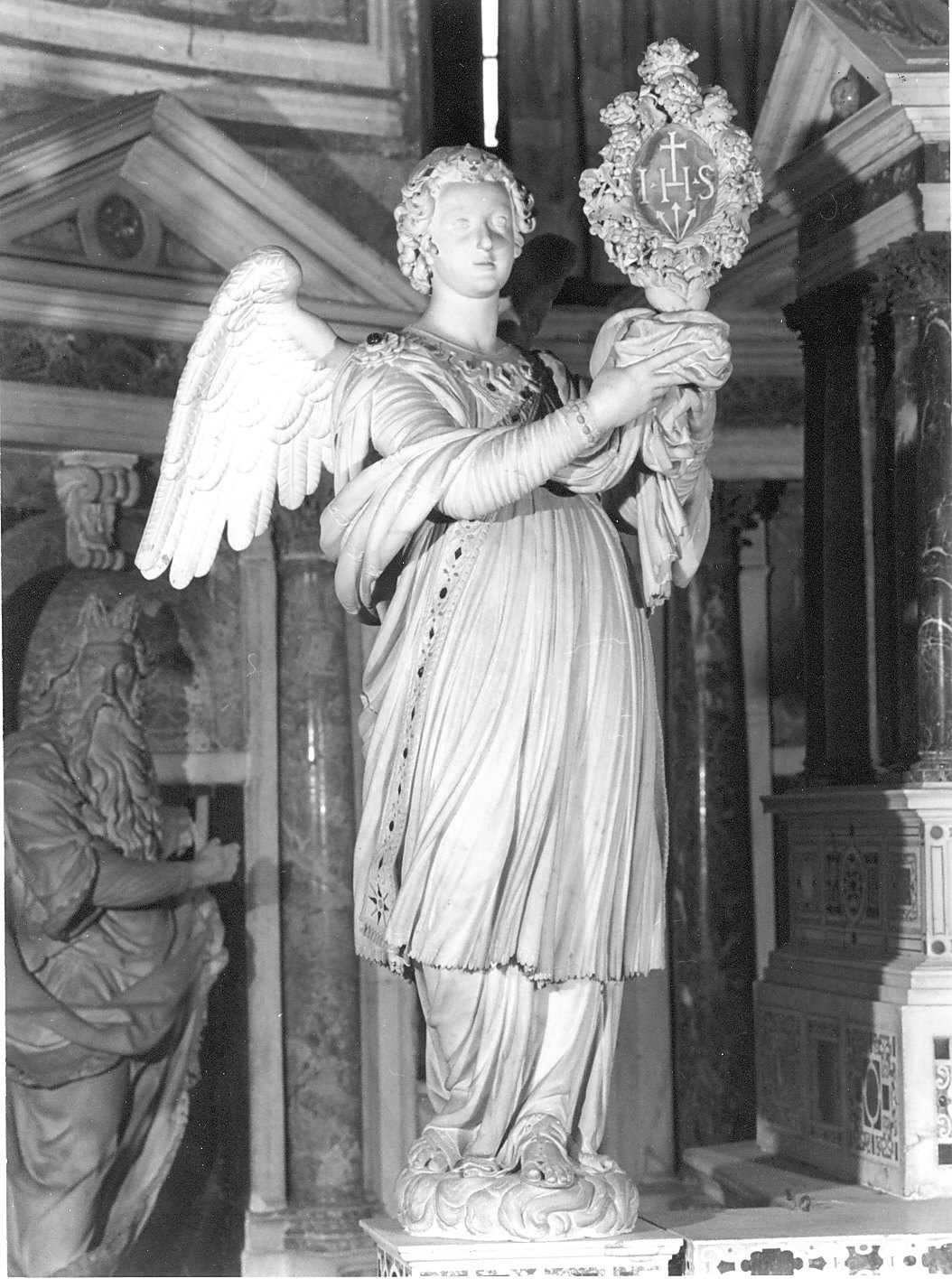 angelo con monogramma di Cristo (statua, opera isolata) di Orsolino Tommaso (attribuito) (sec. XVII)