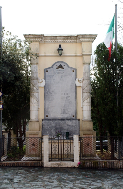 elementi decorativi con elmo e fucili (monumento ai caduti - a lapide) - ambito Italia meridionale (sec. XX)