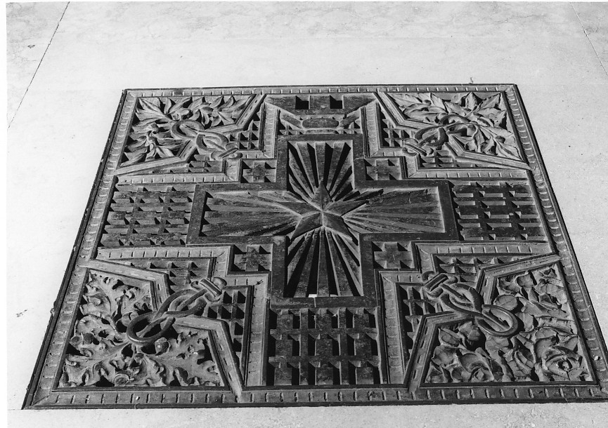 croce con motivi decorativi vegetali e geometrici e nodi sabaudi (grata) di Bellotto Umberto (sec. XX)