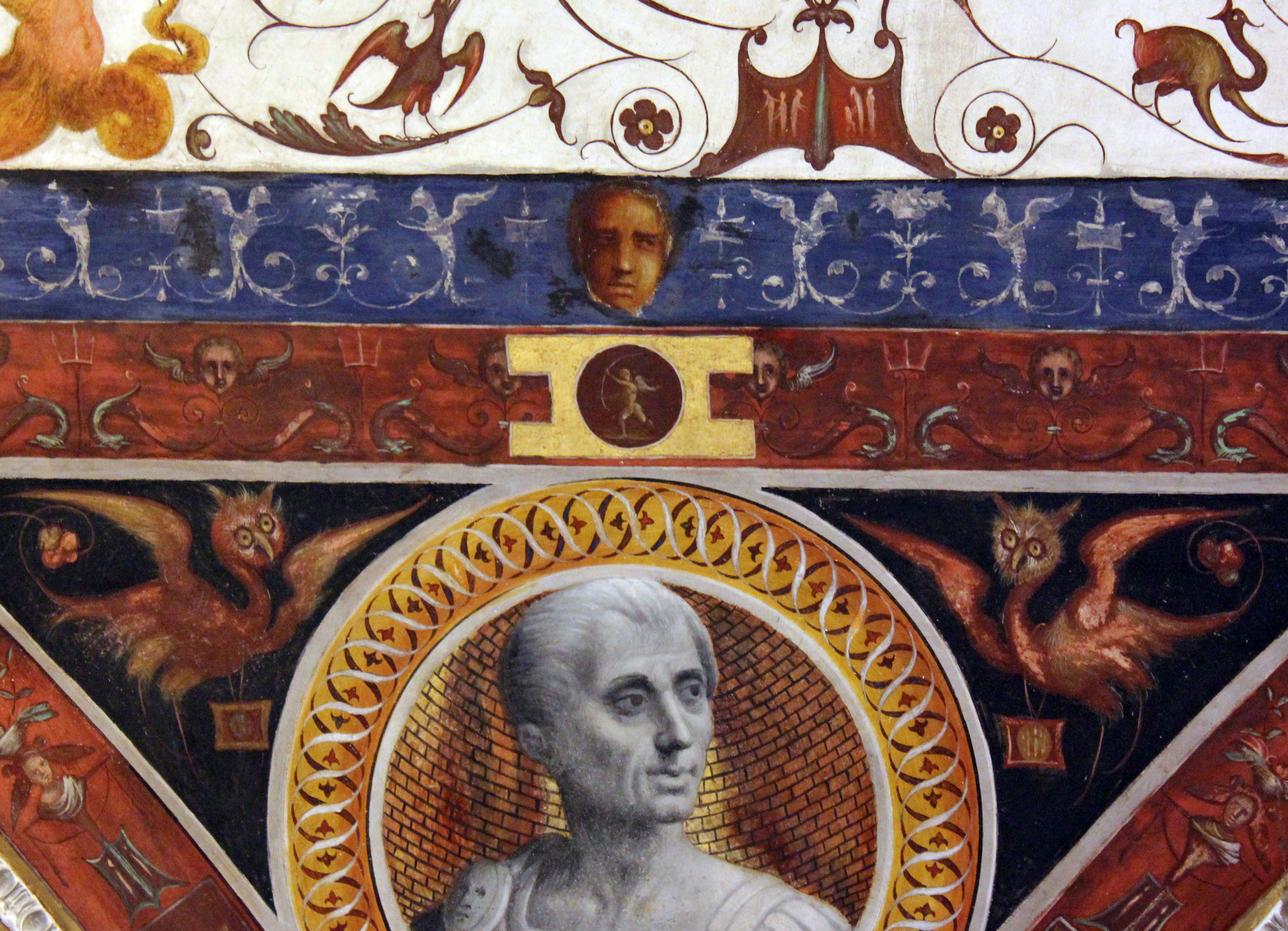 Cupido con arco, figura sdraiata, uccello ad ali spiegate, due figure in preghiera davanti ad un idolo, figura stante (decorazione pittorica) di Leonbruno Lorenzo (e aiuti) (sec. XVI)