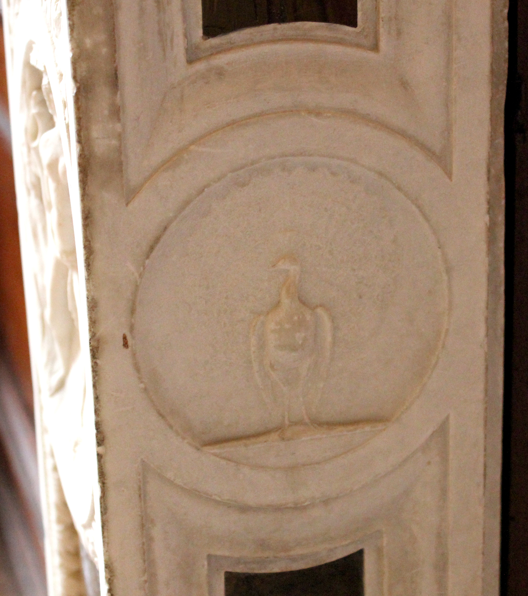 pavone (rilievo, elemento d'insieme) di Ganti Giovanni Cristoforo (e aiuti) (secc. XV/ XVI)
