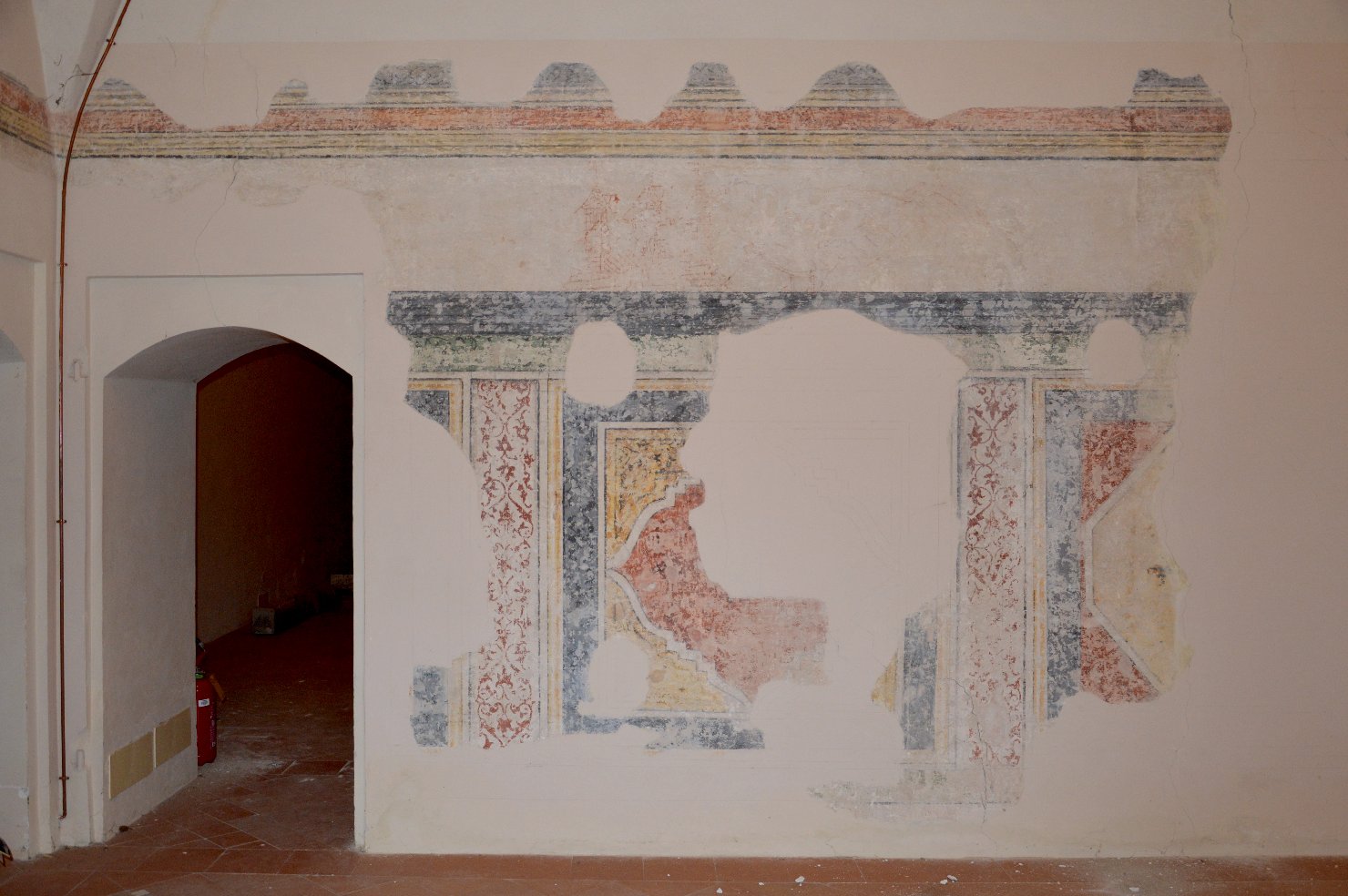 decorazioni ornamentali con riquadri alla moresca e cornici (fascia ornamentale, frammento) - ambito italiano (secc. XV/ XVI)