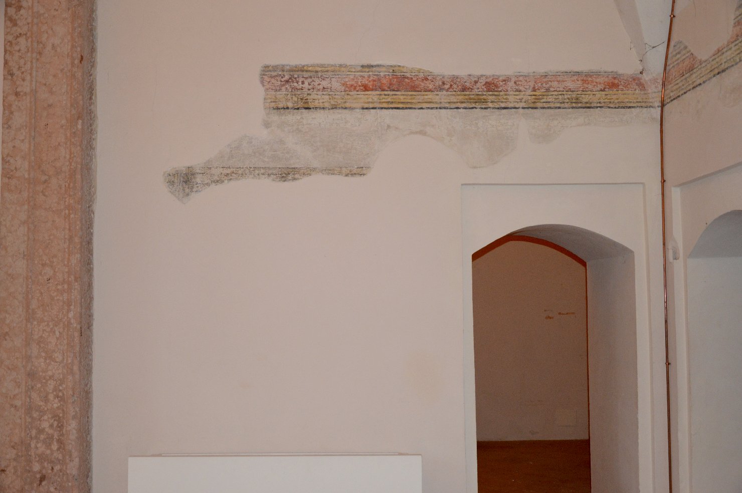 cornice dipinta (fascia ornamentale, frammento) - ambito italiano (secc. XV/ XVI)