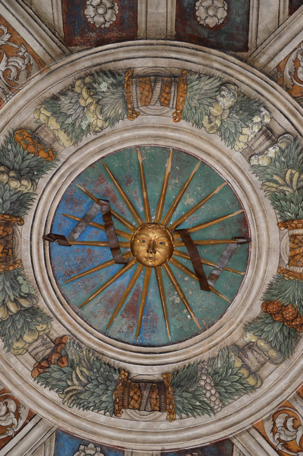 ghirlanda decorativa con emblema araldico (decorazione plastico-pittorica, elemento d'insieme) - ambito italiano (secc. XV/ XVI)