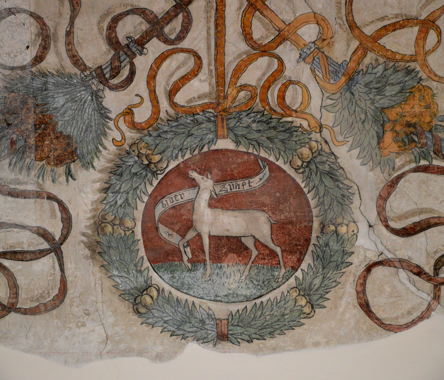 decorazioni ornamentali ad encarpi con l'impresa della Cervetta (lunetta dipinta) - ambito italiano (secc. XV/ XVI)