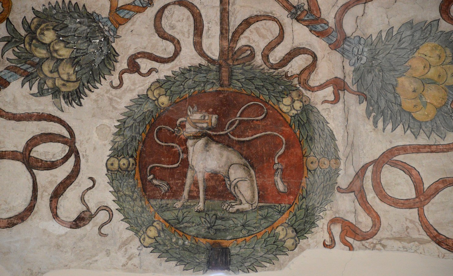 decorazioni ornamentali ad encarpi con l'impresa del Cane (lunetta dipinta) - ambito italiano (secc. XV/ XVI)