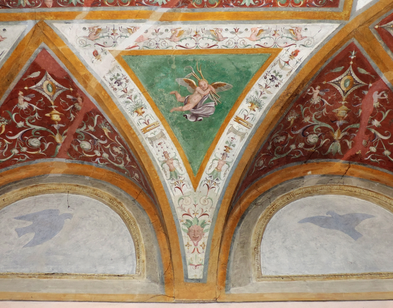 Putto alato con attributi (decorazione pittorica) di Giulio Romano, Anselmo Guazzi (secondo quarto sec. XVI)
