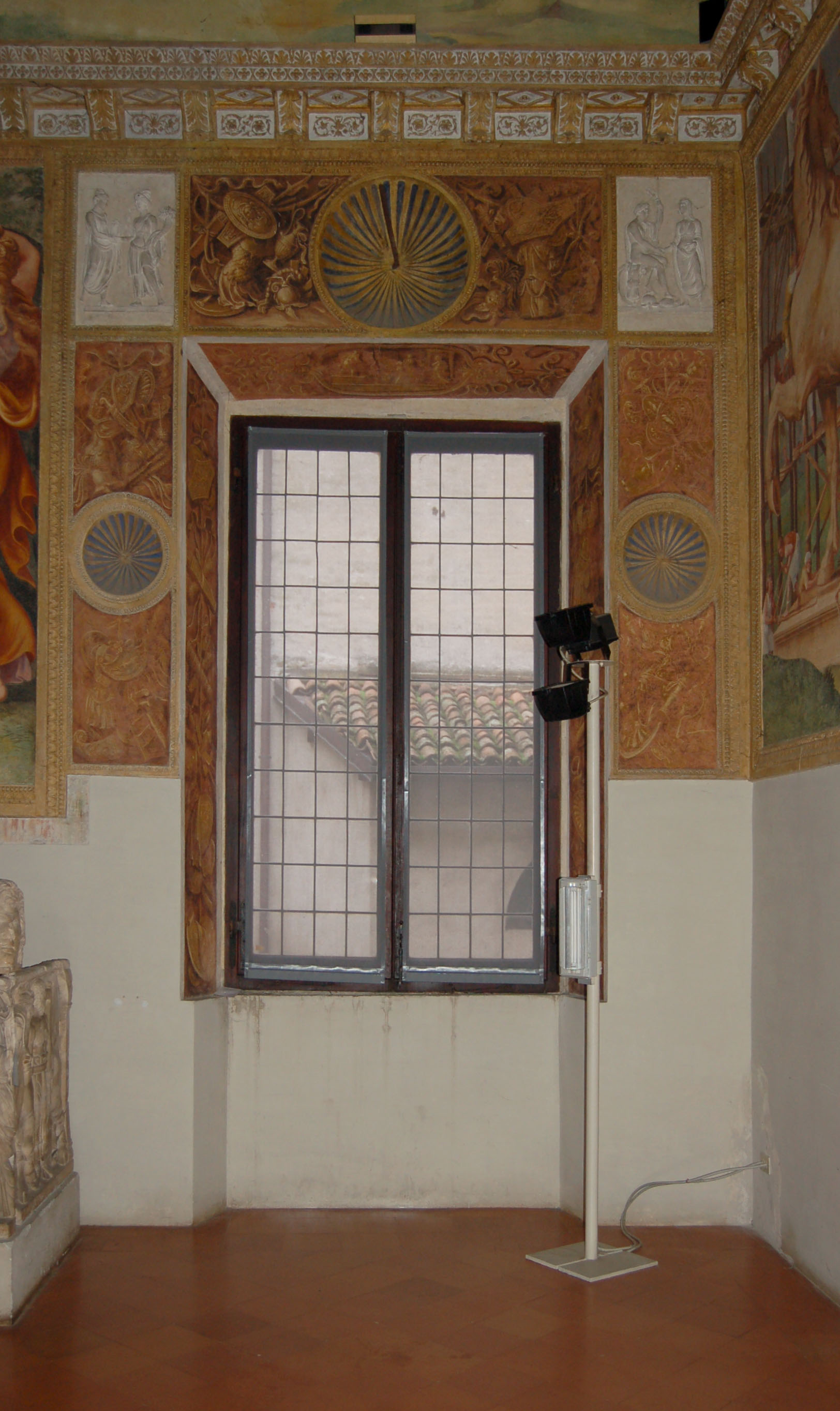 Trofeo di armi (decorazione plastico-pittorica) di Giulio Romano, Giulio Romano (cerchia), Anselmo Guazzi, Andrea Conti (attribuito) (secondo quarto sec. XVI)