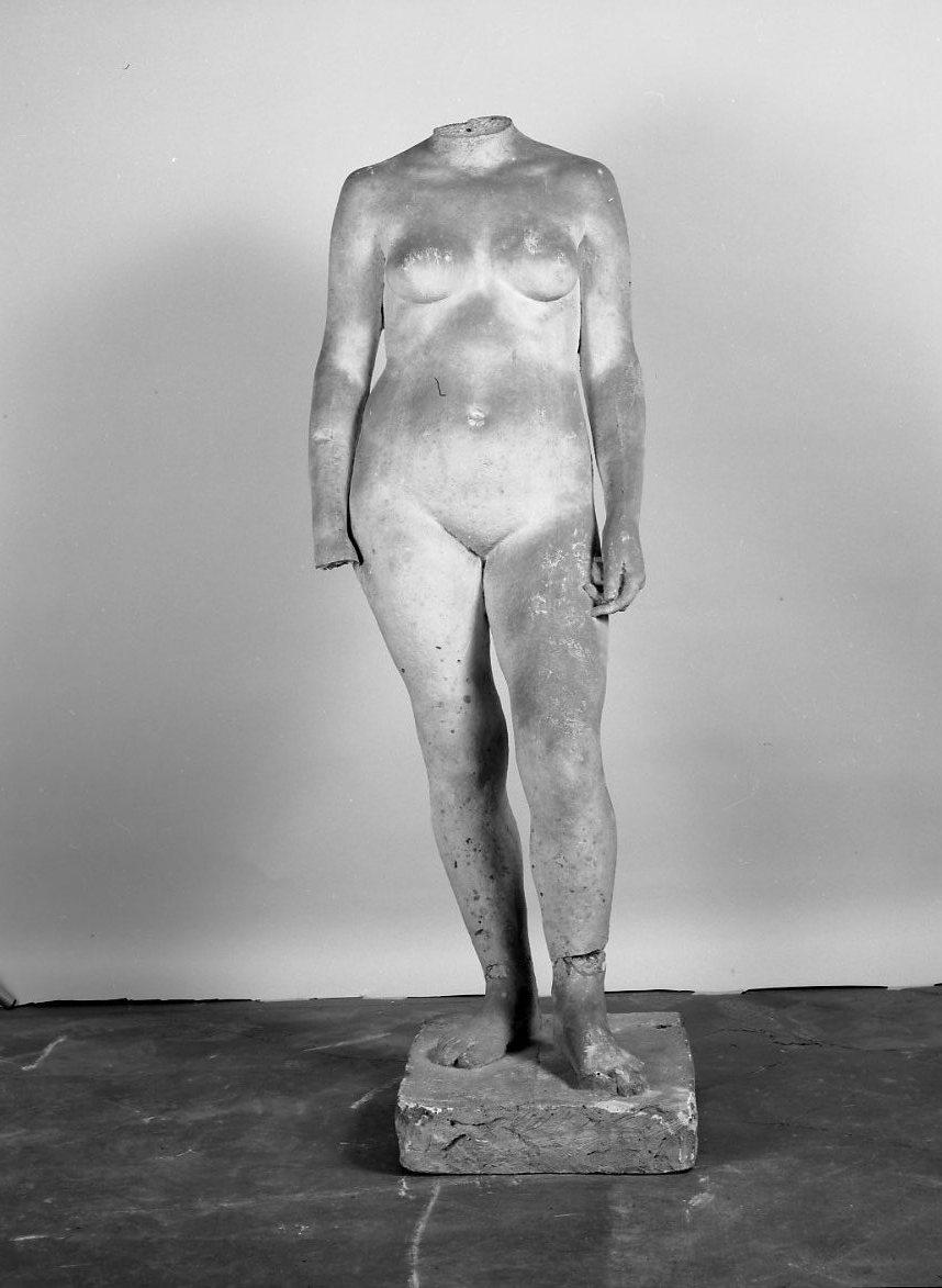 figura femminile nuda senza testa (scultura, frammento) di Griselli Italo Orlando (sec. XX)