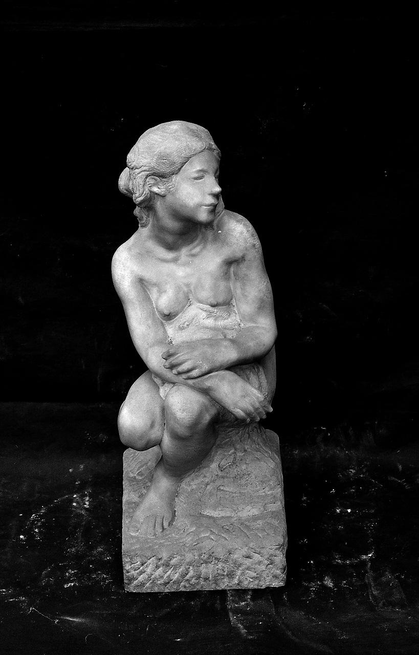 Chiocciola, Figura femminile accovacciata (scultura, opera isolata) di Griselli Italo Orlando (sec. XX)