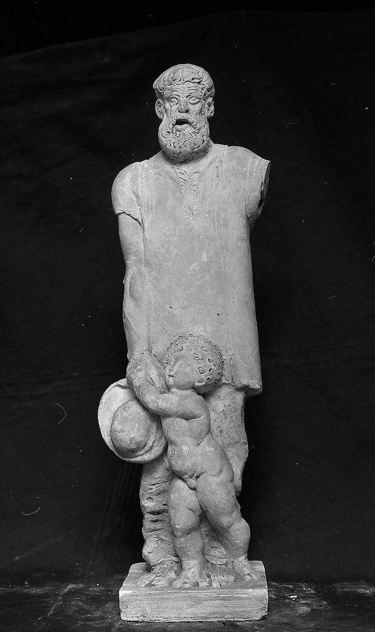 Vecchio con bambino (scultura, insieme) di Griselli Italo Orlando (sec. XX)