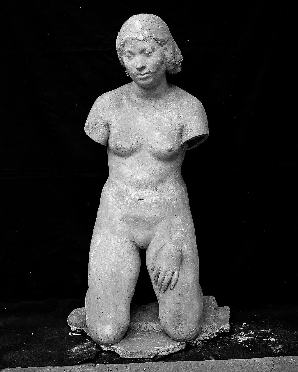 Donna in ginocchio (scultura, opera isolata) di Griselli Italo Orlando (sec. XX)