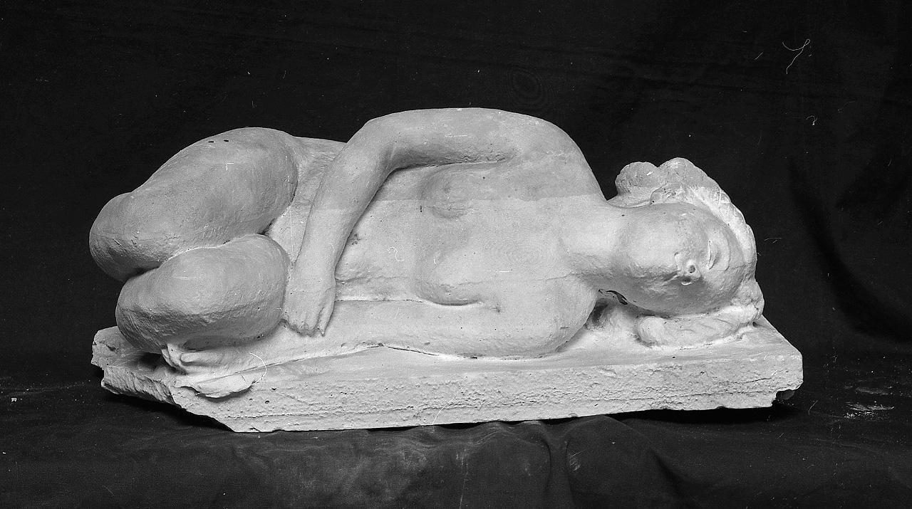 Giovinetta giacente (scultura, opera isolata) di Griselli Italo Orlando (sec. XX)