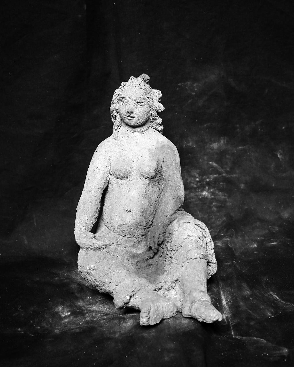 Figura femminile seduta (scultura, opera isolata) di Griselli Italo Orlando (sec. XX)