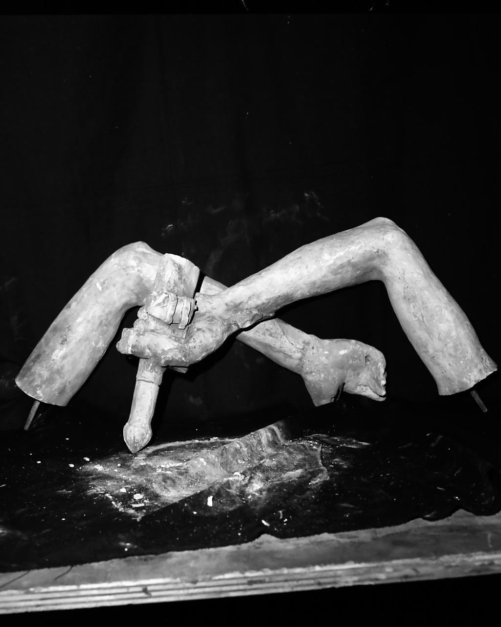 Due braccia (scultura, frammento) di Griselli Italo Orlando (sec. XX)