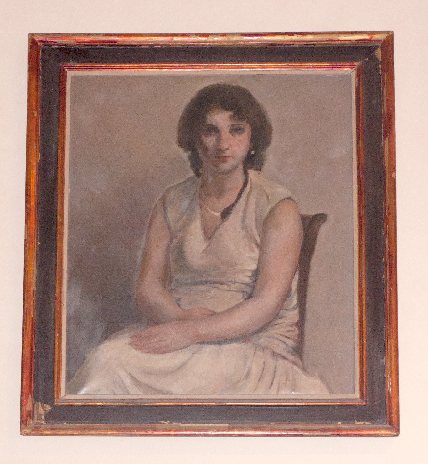 ritratto di donna seduta con braccia in grembo, Ritratto femminile (dipinto, opera isolata) di Griselli Italo Orlando (sec. XX)