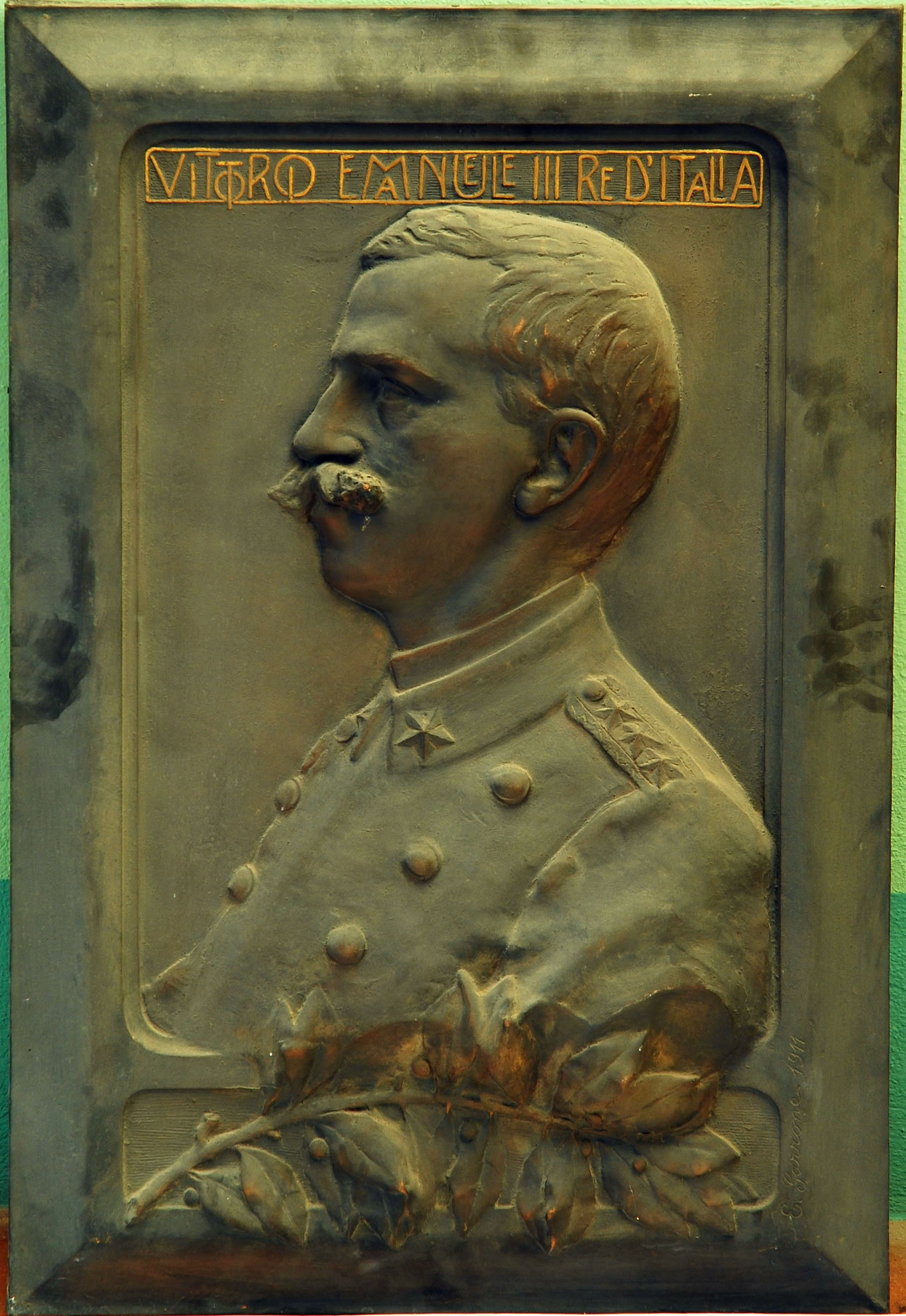 S.M. il Re Vittorio Emanuele III, Ritratto del re Vittorio Emanuele III (scultura) di Garrone E (sec. XX)