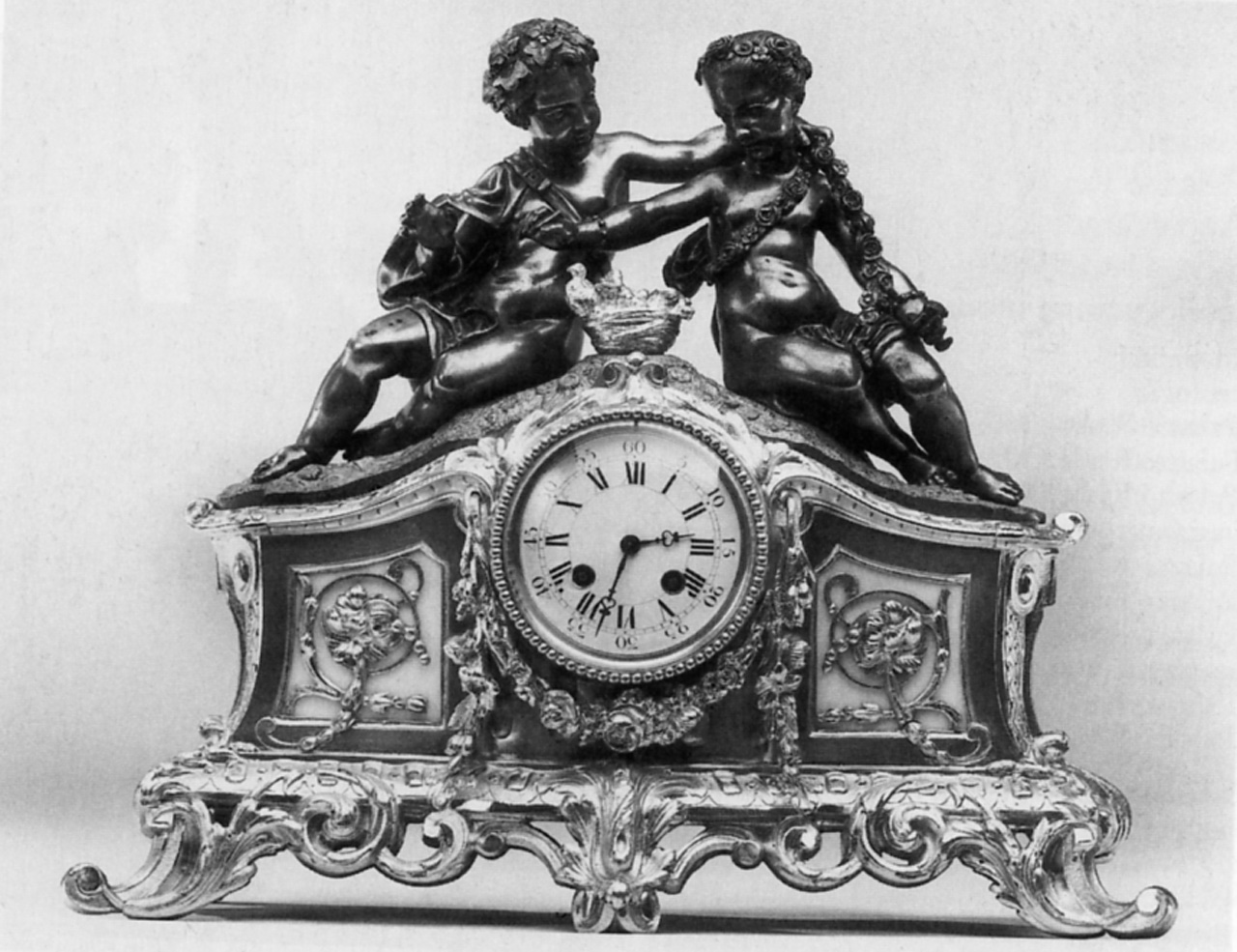putti alati che osservano un nido (orologio - da mensola, opera isolata) - manifattura francese, manifattura francese (seconda metà sec. XIX)