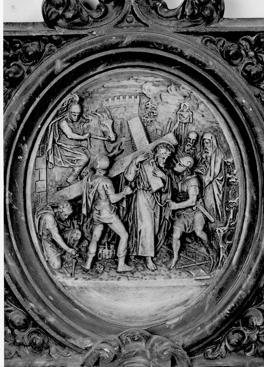 stazione V: Gesù aiutato da Simone il Cireneo a portare la croce (Via Crucis, elemento d'insieme) - bottega Italia settentrionale (primo quarto sec. XX)