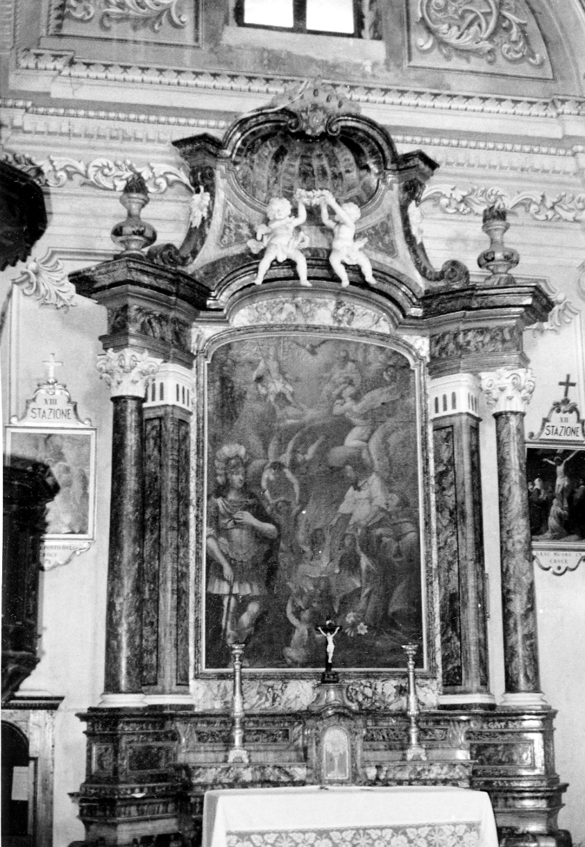 angeli con corona di alloro (altare) di Ruscone Giovanni Domenico (seconda metà sec. XVIII)
