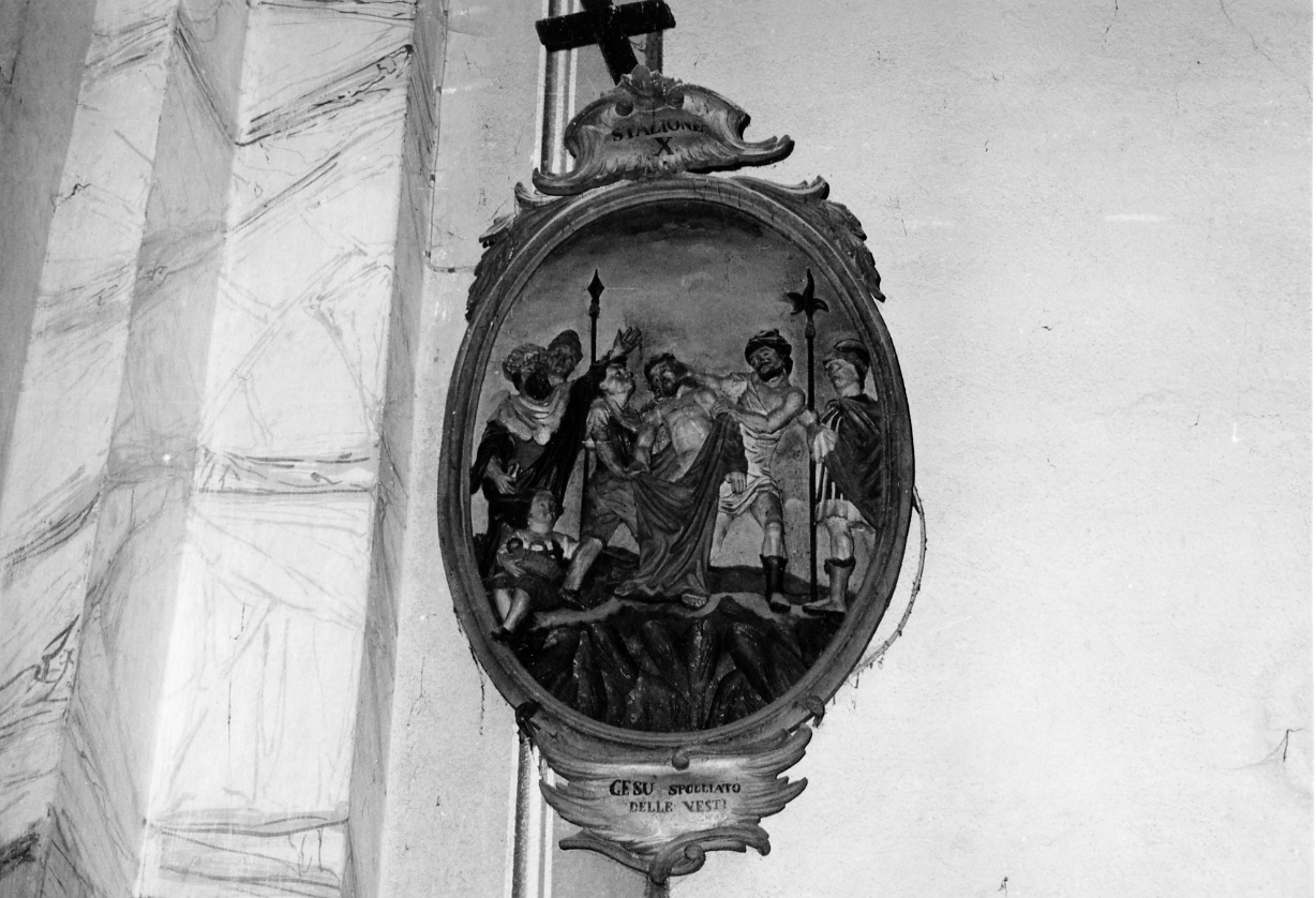 stazione X: Gesù spogliato e abbeverato di fiele (dipinto, elemento d'insieme) di Serpentiere Pietro Antonio (attribuito) (sec. XVIII)
