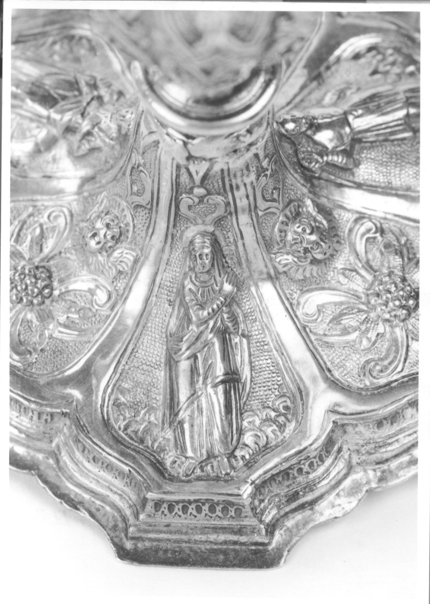 Madonna orante (decorazione plastica) di Bertarelli Fratelli Ditta (fine sec. XIX)