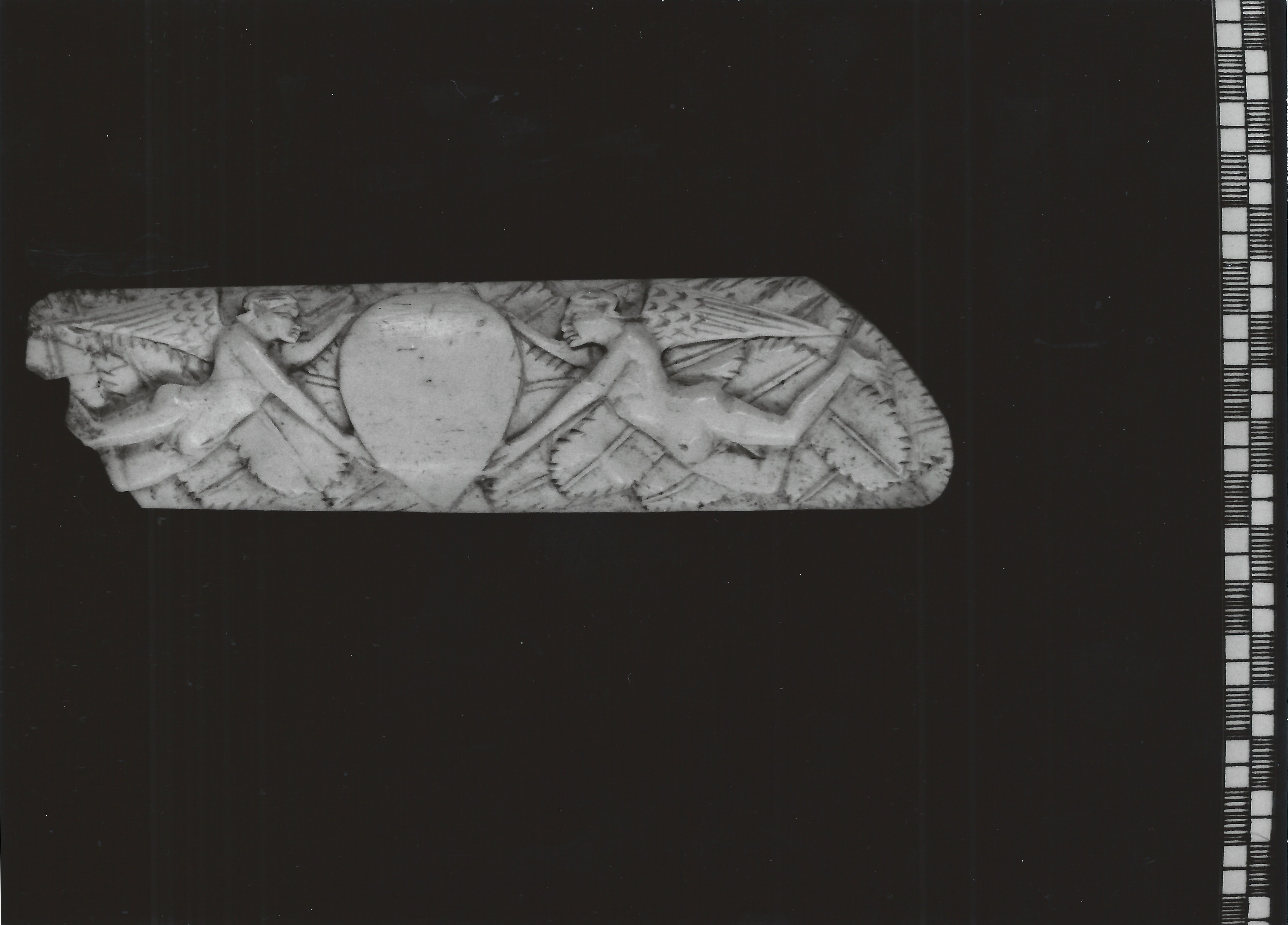 Genii alati reggistemma (placchetta di cofanetto, elemento d'insieme) di bottega degli Embriachi (attribuito) (primo quarto XV)