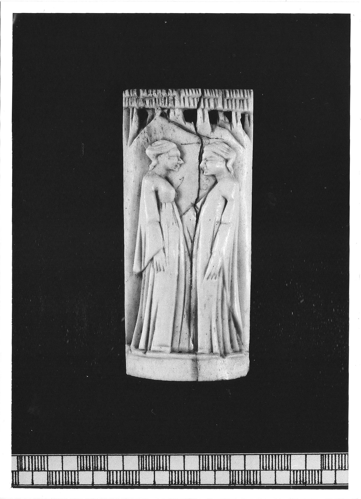 Un uomo e una donna l'uno di fronte all'altra (placchetta di cofanetto, elemento d'insieme) di bottega degli Embriachi (attribuito) (XV)