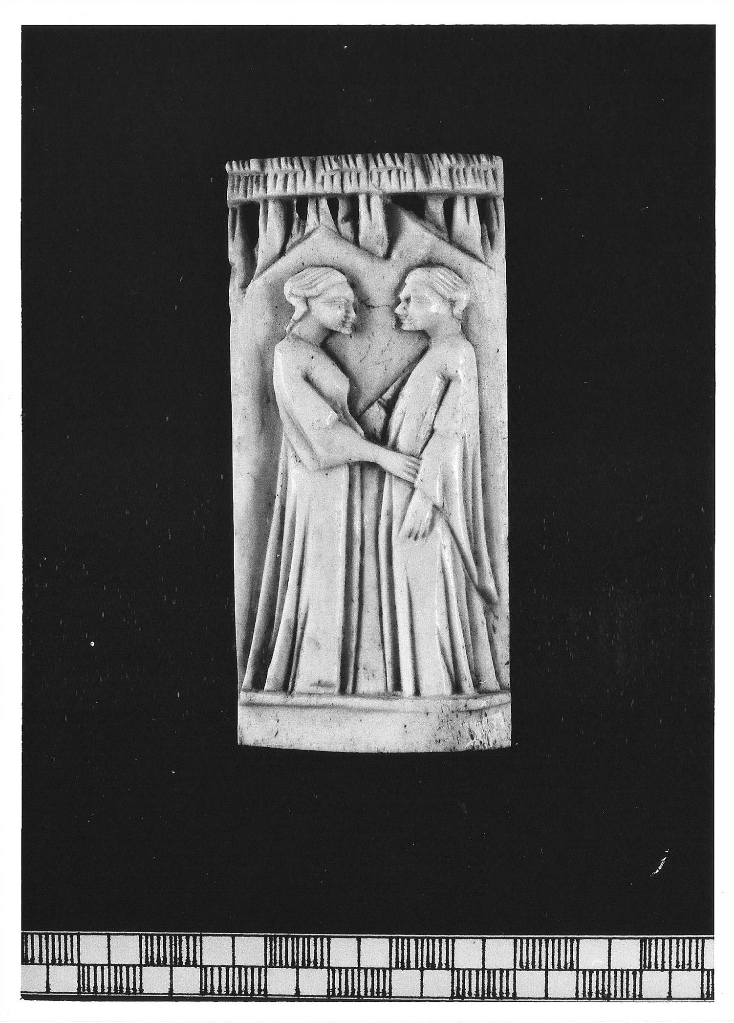 Un uomo e una donna l'uno di fronte all'altra (placchetta di cofanetto, elemento d'insieme) di bottega degli Embriachi (attribuito) (XV)