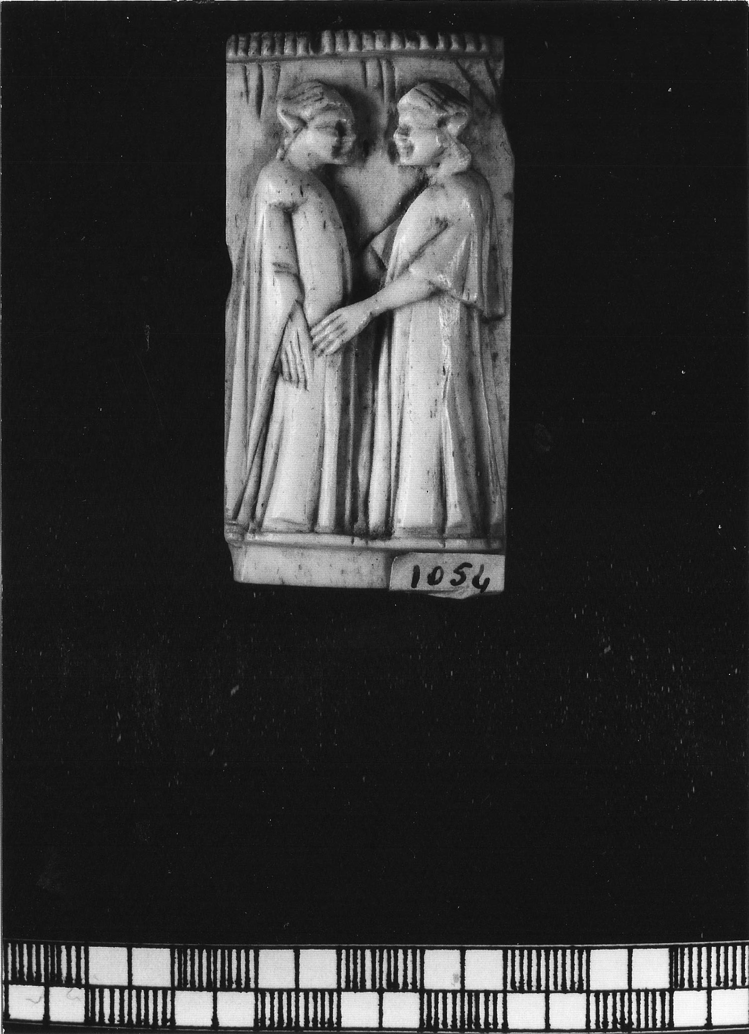 Un uomo e una donna l'uno di fronte all'altra (placchetta di cofanetto, elemento d'insieme) di bottega degli Embriachi (attribuito) (primo quarto XV)