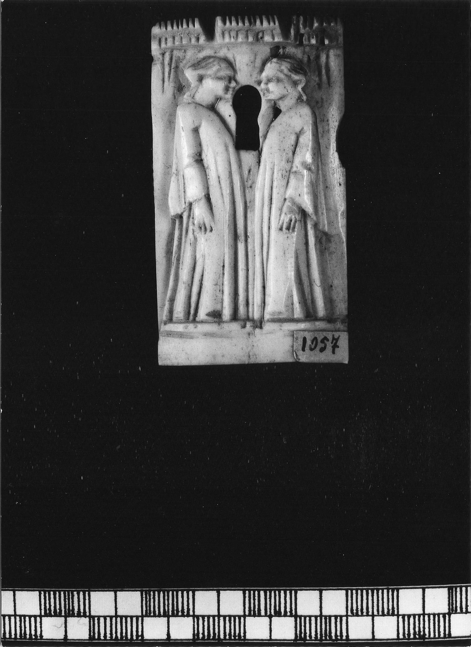 Un uomo e una donna l'uno di fronte all'altra (placchetta di cofanetto, elemento d'insieme) di bottega degli Embriachi (attribuito) (primo quarto XV)