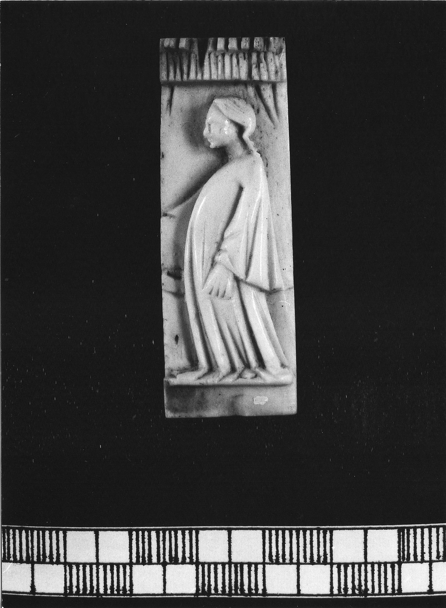 Figura femminile (?) in abito lungo (placchetta di cofanetto, elemento d'insieme) di bottega degli Embriachi (attribuito) (primo quarto XV)