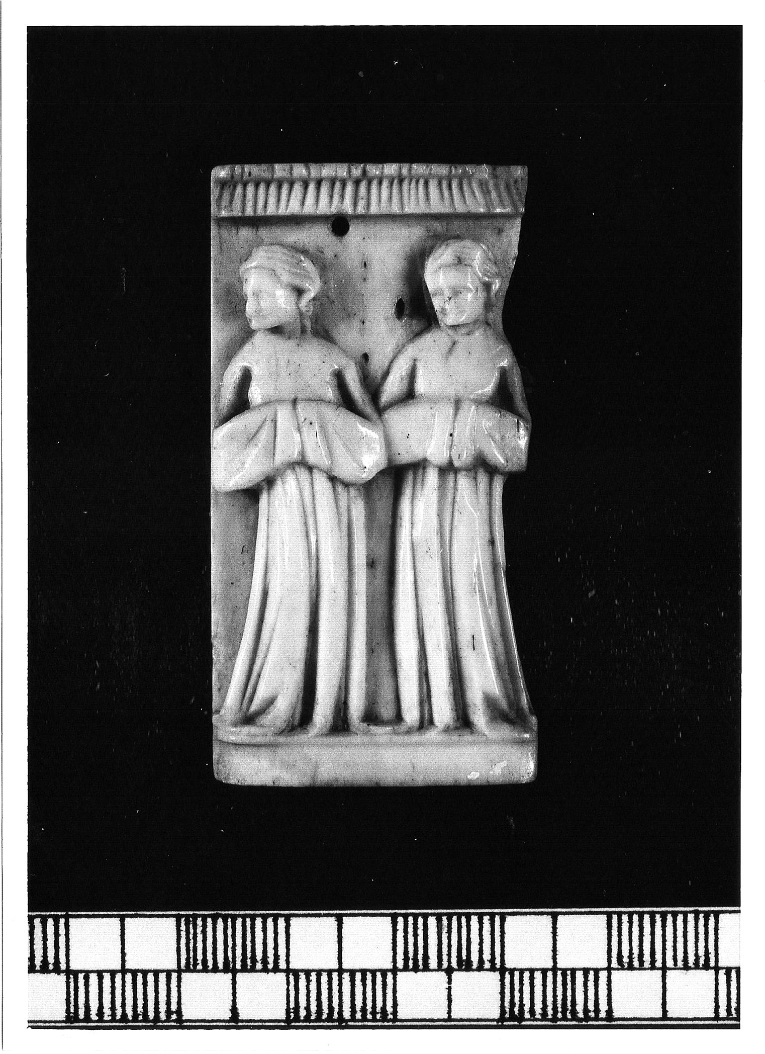 Due figure femminili a braccetto (placchetta di cofanetto, elemento d'insieme) di bottega degli Embriachi (attribuito) (primo quarto XV)