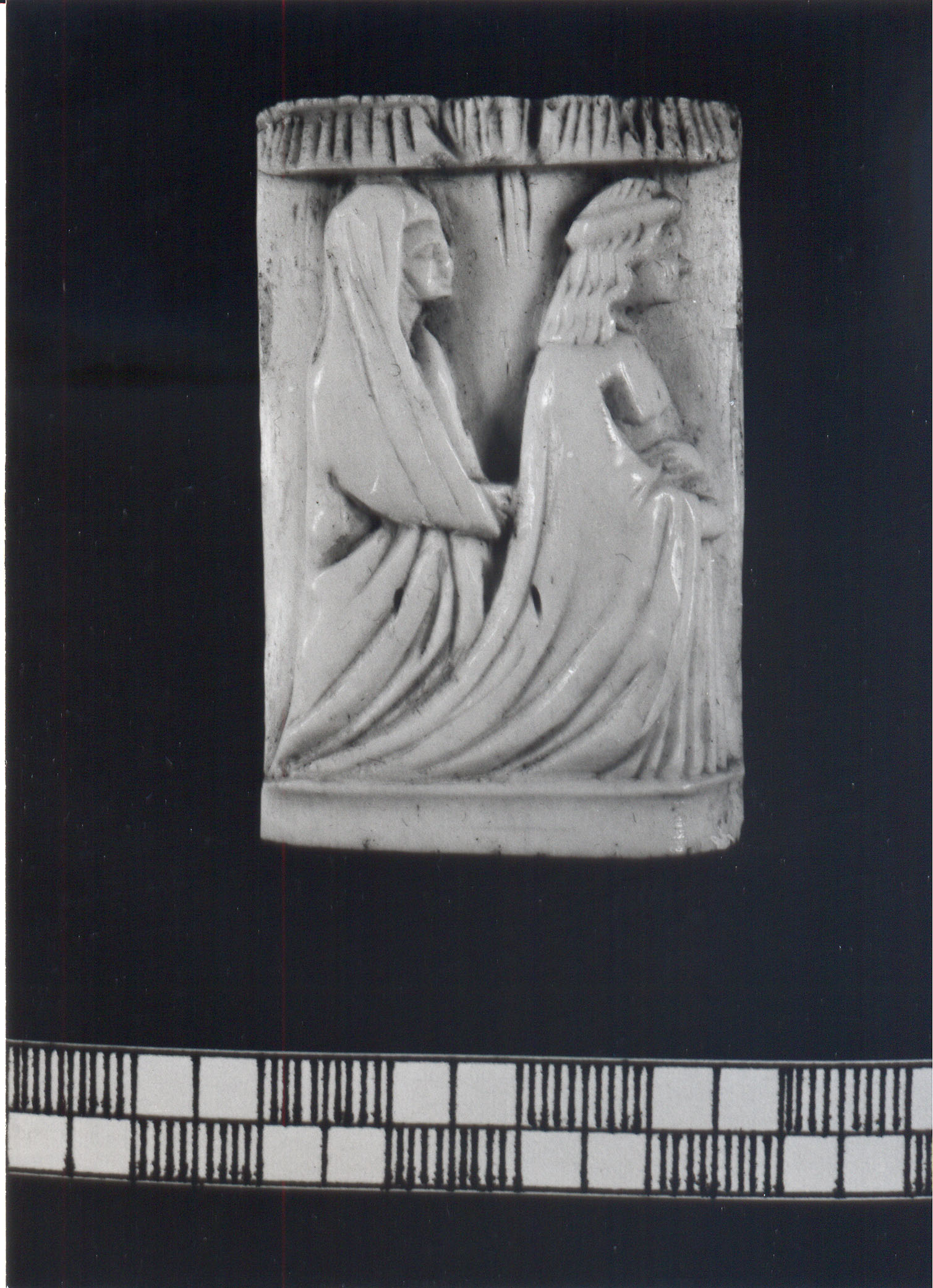 donna e dama che procedono verso destra (placchetta di cofanetto, serie) - bottega degli Embriachi (XV)