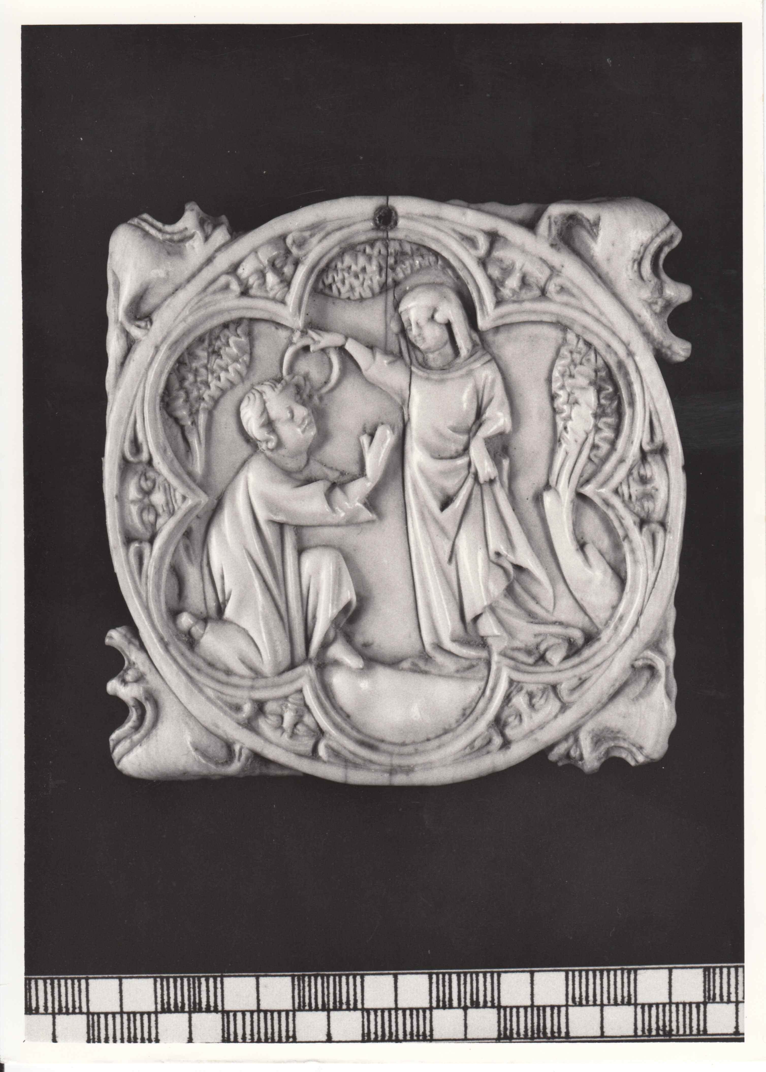 Incoronazione dell'innamorato (valva di scatola per specchio, pendant) - bottega parigina (primo quarto XIV)