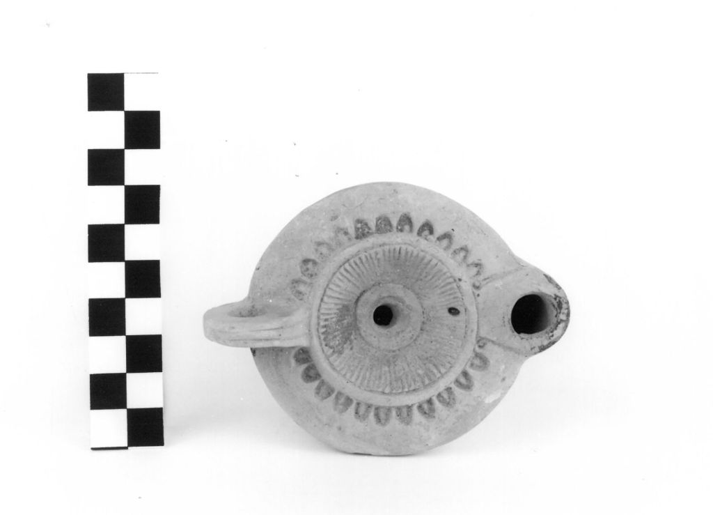 lucerna/ a disco, Broneer, tipo XXVII, 1 - ambito corinzio (sec. II d.C)