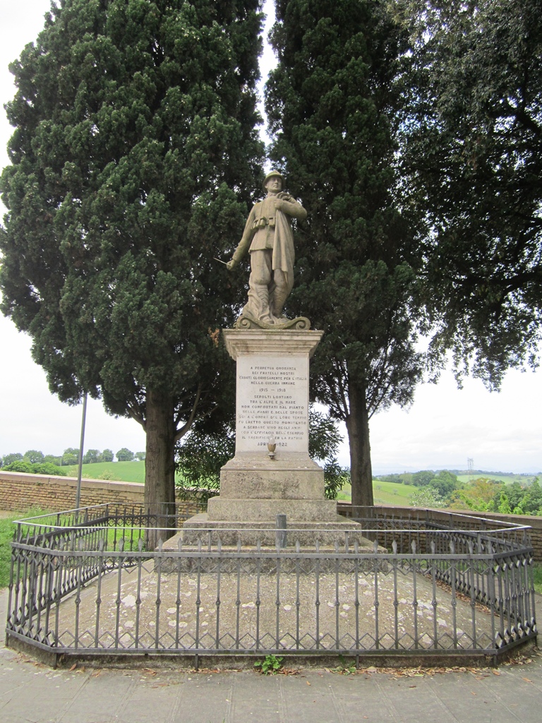figura di soldato in combattimento (monumento ai caduti - a cippo, opera isolata) di Lucci, Nicola - ambito marchigiano (primo quarto XX)