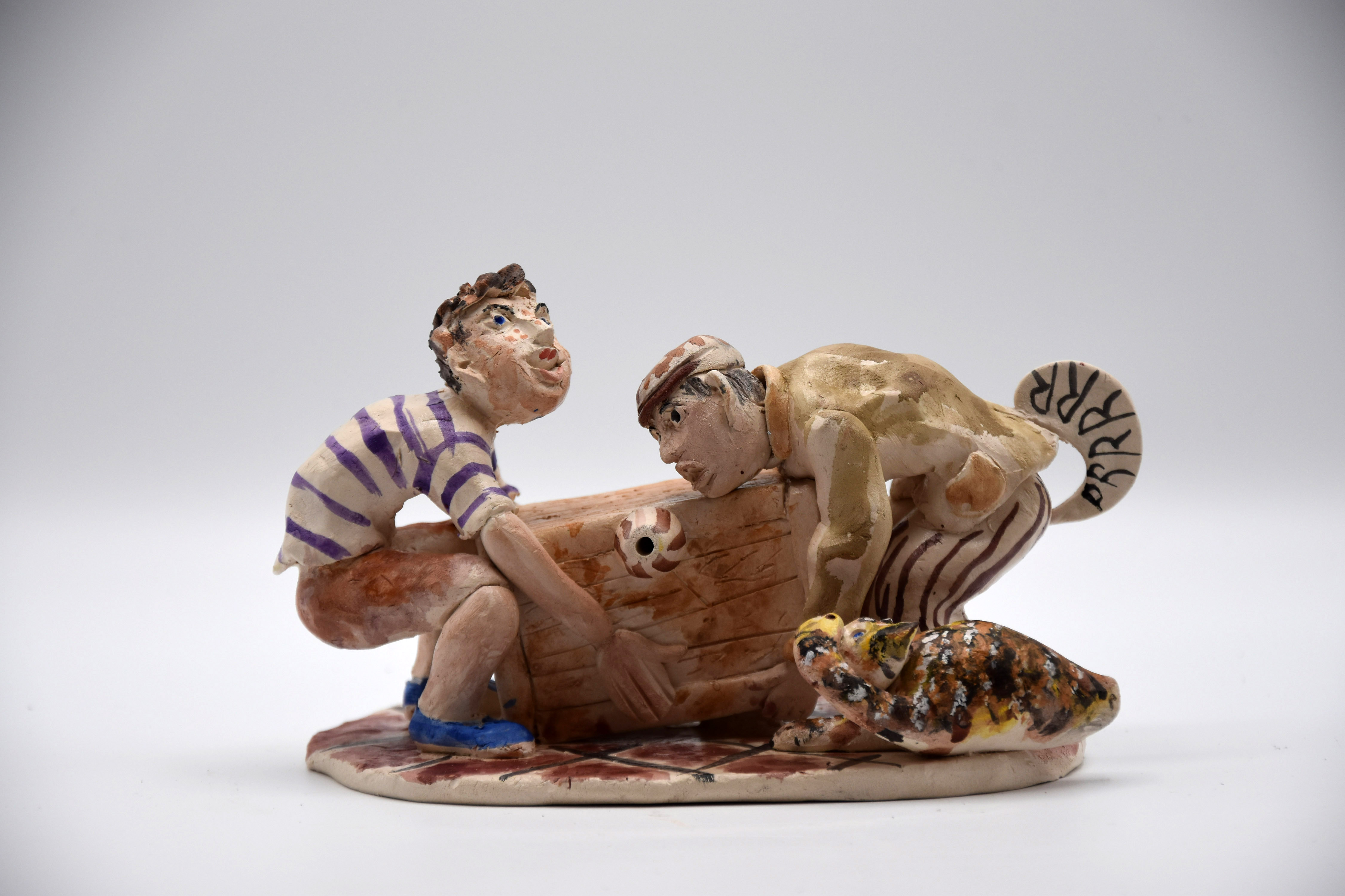 Un imprevisto fischio libero, gruppo di due uomini e un gatto (fischietto, a fessura interna, strumenti musicali) di Bonotto Claudio Roberto (ceramista) - laboratorio (2022)
