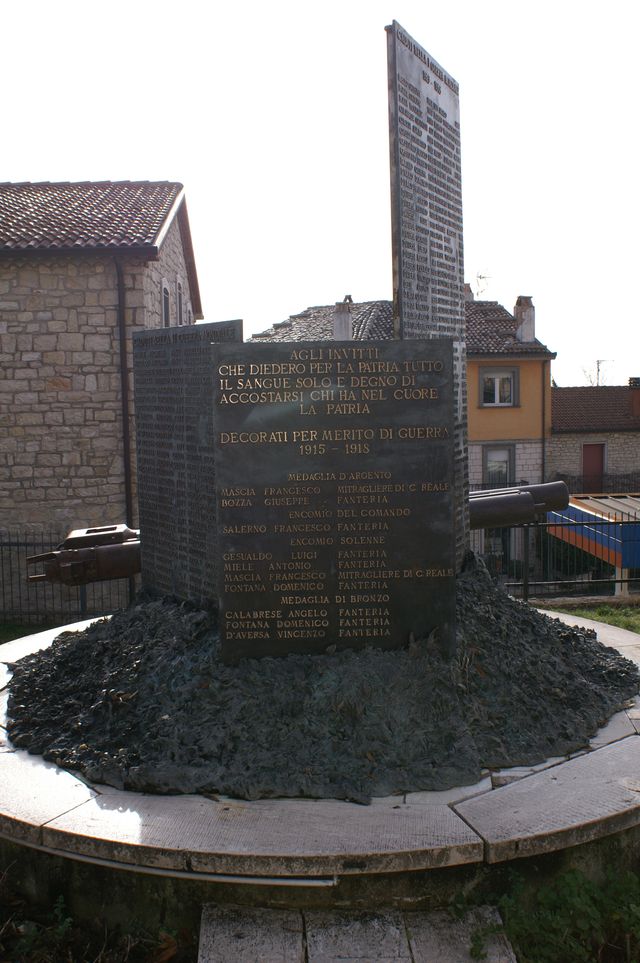 soggetto assente (monumento ai caduti - a stele, insieme) - bottega napoletana (ultimo quarto sec. XX)