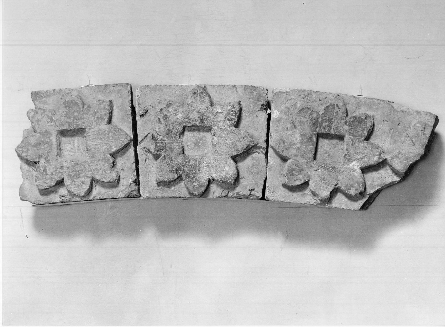 cornice architettonica, frammento - manifattura mantovana (secc. XIII/ XIV)