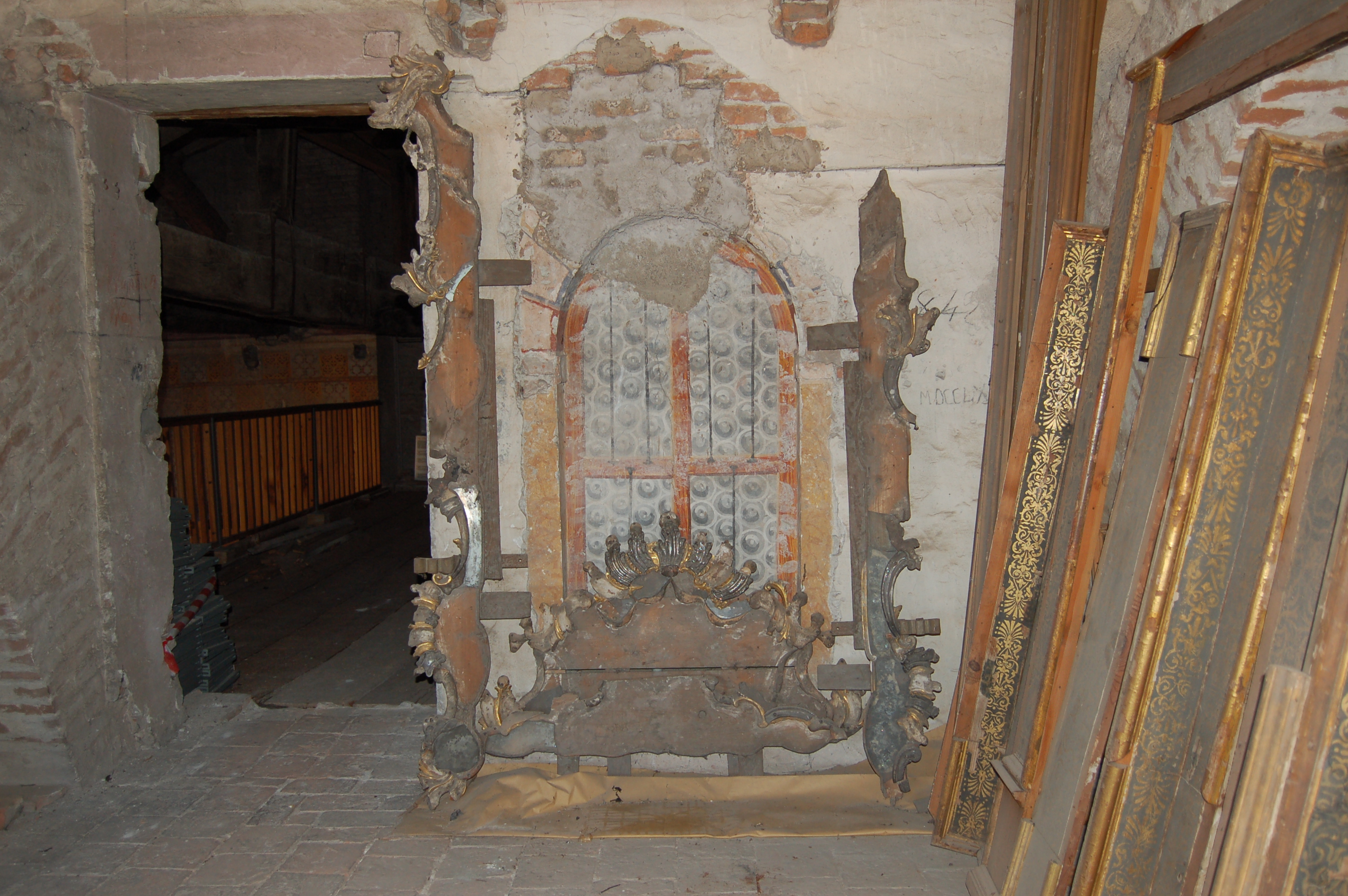 cornice di specchiera, frammento - ambito veneziano (sec. XVIII)