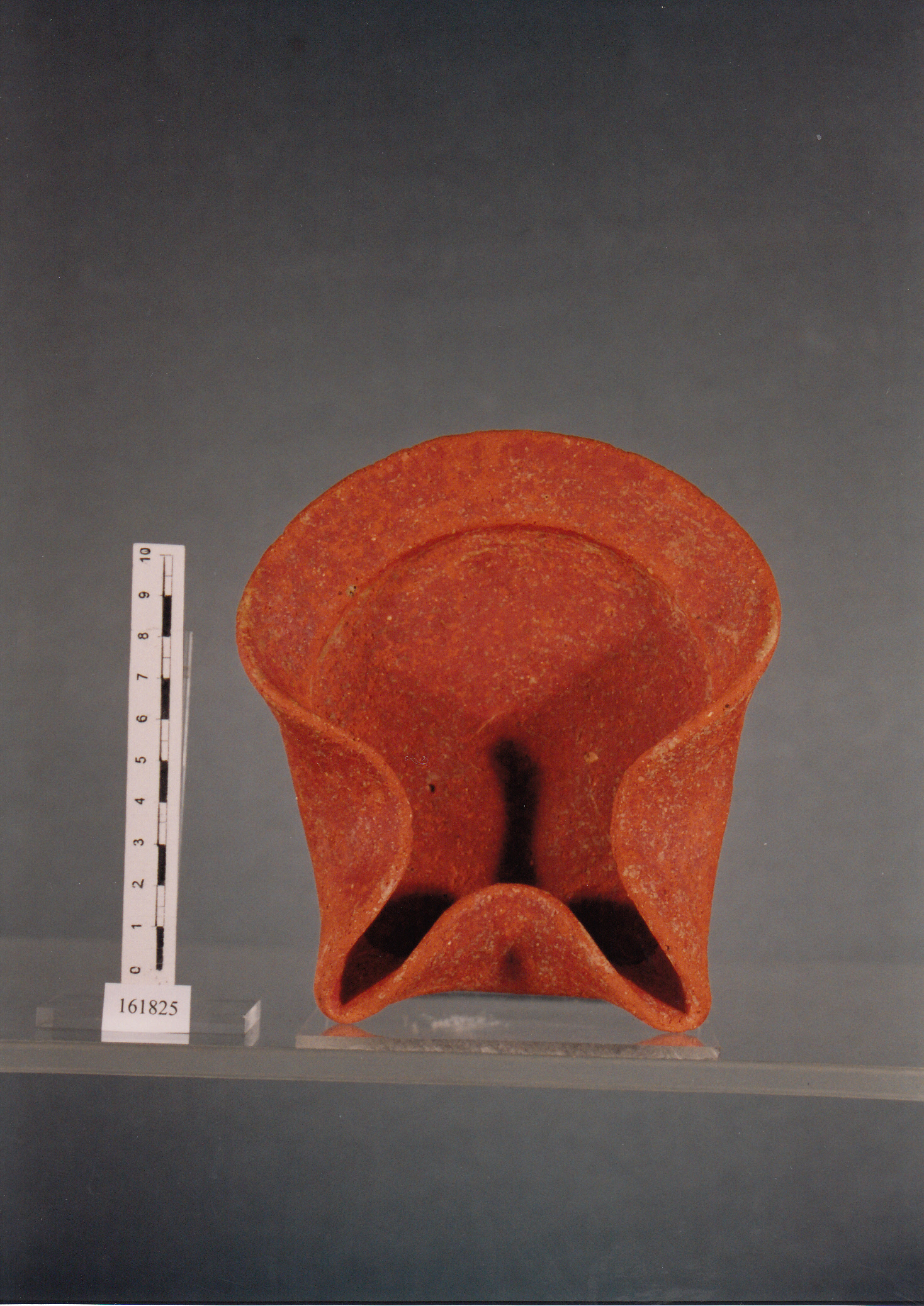 lucerna, forma 12, lucerna a conchiglia - civiltà fenicia (ultimo quarto VII sec. a.C)