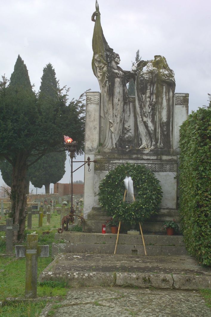 allegoria del sacrificio del soldato per la Patria (monumento ai caduti - ad ara) di Bianconi Guido (sec. XX)