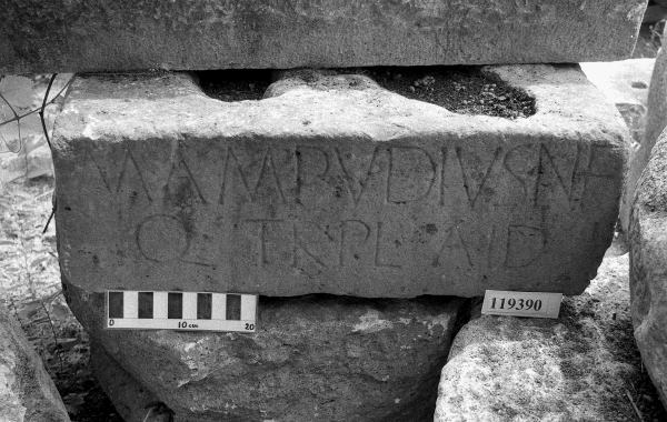 base di statua con iscrizione (II sec. a.C.-I sec. a.C)