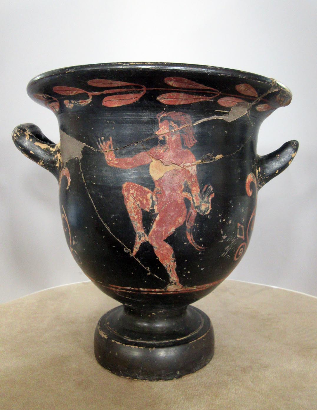 satiro danzante/ figura maschile ammantata stante (cratere/ a campana) - produzione locale (metà IV a.C)