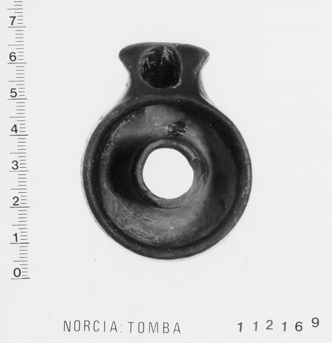 lucerna/ a volute (III-I sec. a.C)