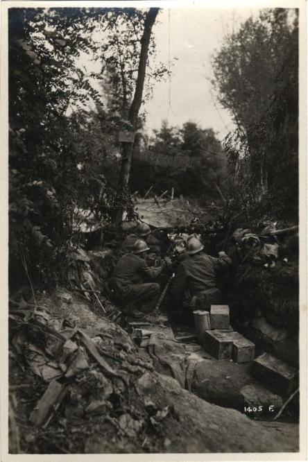 Veneto - Fossalta - Case Sernaiotto - mitragliatrici - trincee - reticolati - casse - munizioni - mascheramenti - 1918 (positivo) di Marzocchi, Luigi (primo quarto XX)