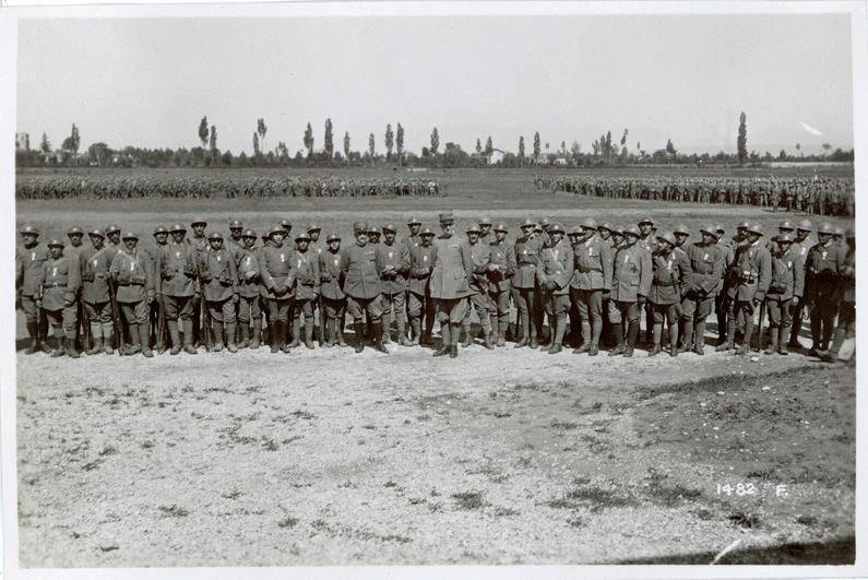 Veneto - Treviso - premiazioni - Brigata Veneto - onorificenze - ufficiali - soldati - Duca d'Aosta - generali - Diaz - 1918 (positivo) di Marzocchi, Luigi (primo quarto XX)
