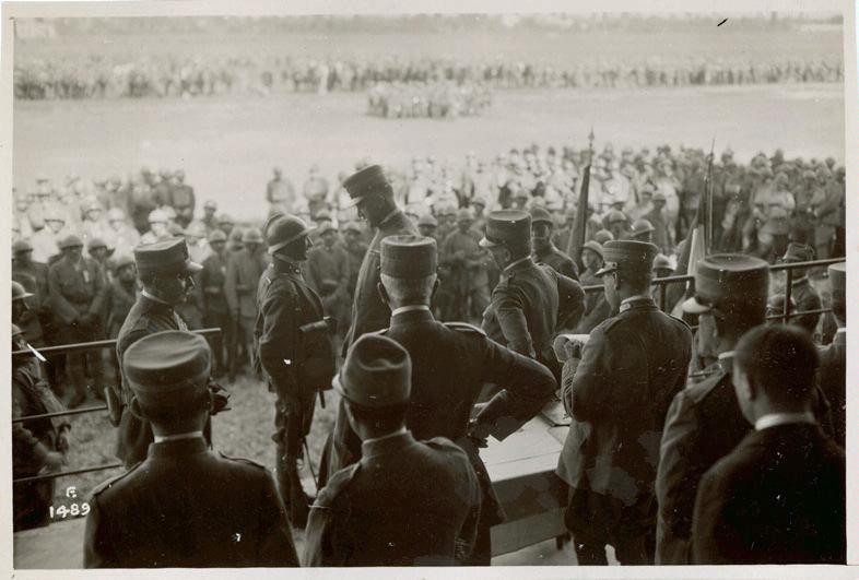 Veneto - Treviso - premiazioni - Brigata Veneto - onorificenze - ufficiali - soldati - Duca d'Aosta - generali - Diaz - 1918 (positivo) di Marzocchi, Luigi (primo quarto XX)